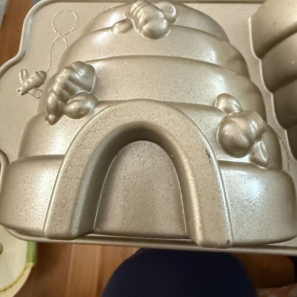 Nordic Ware 3D Beehive Cake Pan Non-Stick Cast Aluminum. Williams Sonoma. NOS - Picture 4 of 6